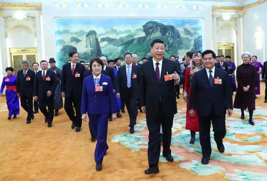 3月5日,中共中央总书记、国家主席、中央军委主席习近平参加十三届全国人大一次会议内蒙古代表团的审议。新华社记者 谢环驰 摄