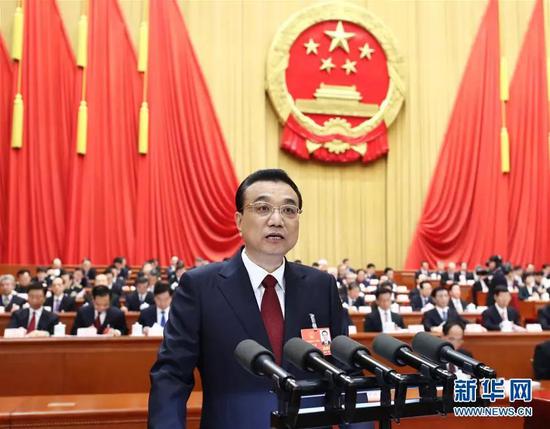 3月5日,第十三届全国人民代表大会第一次会议在北京人民大会堂开幕。国务院总理李克强作政府工作报告。 新华社记者 鞠鹏 摄